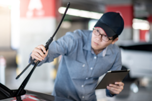 Viajar de carro: vantagens e dicas para uma viagem segura 2 Farois e limpador de para brisa