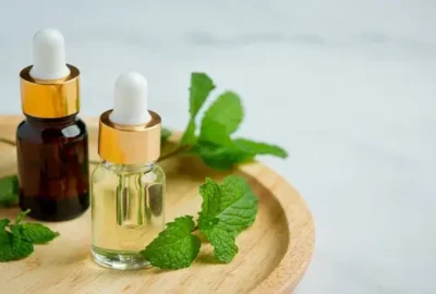 oleo essencial de hortela pimenta em garrafa com hortela pimenta verde fresca